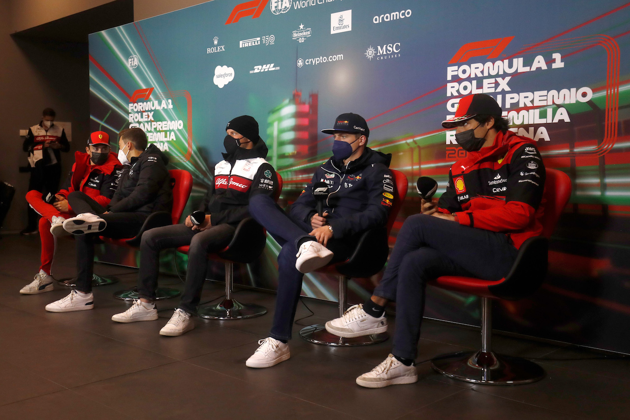 GP EMILIA ROMAGNA, (L to R): Charles Leclerc (MON) Ferrari; George Russell (GBR) Mercedes AMG F1; Valtteri Bottas (FIN) Alfa Romeo F1 Team; Max Verstappen (NLD) Red Bull Racing; e Carlos Sainz Jr (ESP) Ferrari, in the FIA Press Conference.
22.04.2022. Formula 1 World Championship, Rd 4, Emilia Romagna Grand Prix, Imola, Italy, Qualifiche Day.
- www.xpbimages.com, EMail: requests@xpbimages.com © Copyright: XPB Images