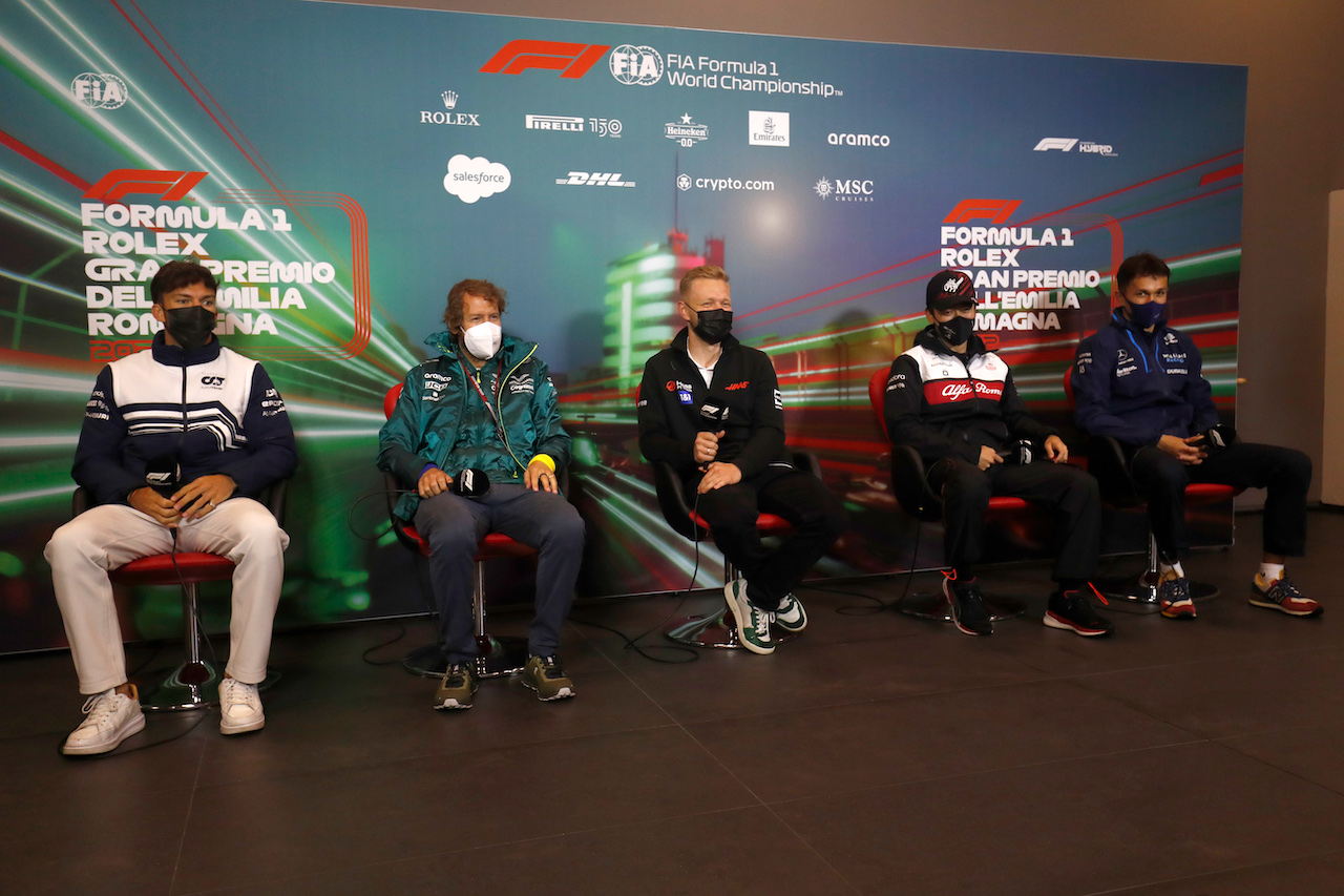 GP EMILIA ROMAGNA, (L to R): Pierre Gasly (FRA) AlphaTauri; Sebastian Vettel (GER) Aston Martin F1 Team; Kevin Magnussen (DEN) Haas F1 Team; Guanyu Zhou (CHN) Alfa Romeo F1 Team; e Alexander Albon (THA) Williams Racing, in the FIA Press Conference.
22.04.2022. Formula 1 World Championship, Rd 4, Emilia Romagna Grand Prix, Imola, Italy, Qualifiche Day.
- www.xpbimages.com, EMail: requests@xpbimages.com © Copyright: XPB Images