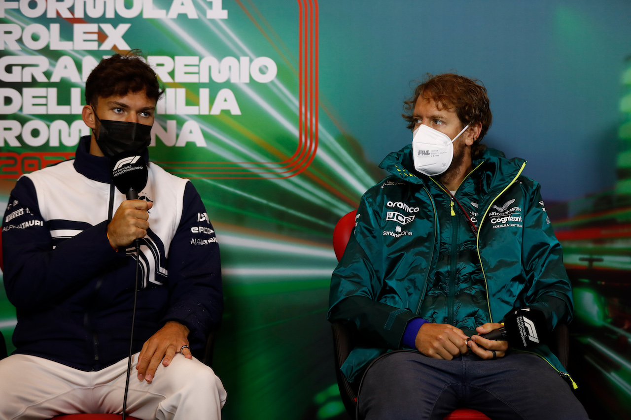 GP EMILIA ROMAGNA, (L to R): Pierre Gasly (FRA) AlphaTauri e Sebastian Vettel (GER) Aston Martin F1 Team in the FIA Press Conference.
22.04.2022. Formula 1 World Championship, Rd 4, Emilia Romagna Grand Prix, Imola, Italy, Qualifiche Day.
- www.xpbimages.com, EMail: requests@xpbimages.com © Copyright: XPB Images