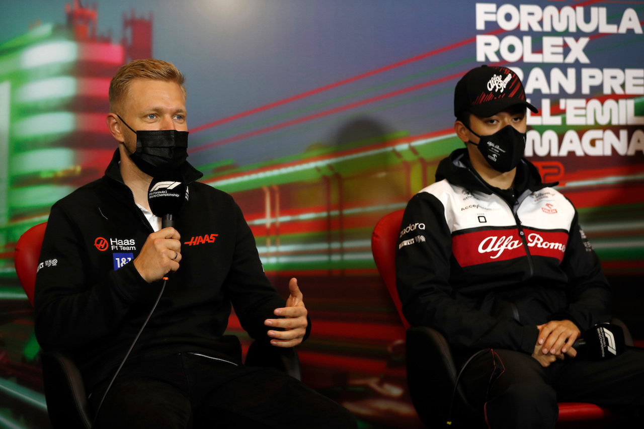 GP EMILIA ROMAGNA, (L to R): Kevin Magnussen (DEN) Haas F1 Team e Guanyu Zhou (CHN) Alfa Romeo F1 Team in the FIA Press Conference.
22.04.2022. Formula 1 World Championship, Rd 4, Emilia Romagna Grand Prix, Imola, Italy, Qualifiche Day.
- www.xpbimages.com, EMail: requests@xpbimages.com © Copyright: XPB Images