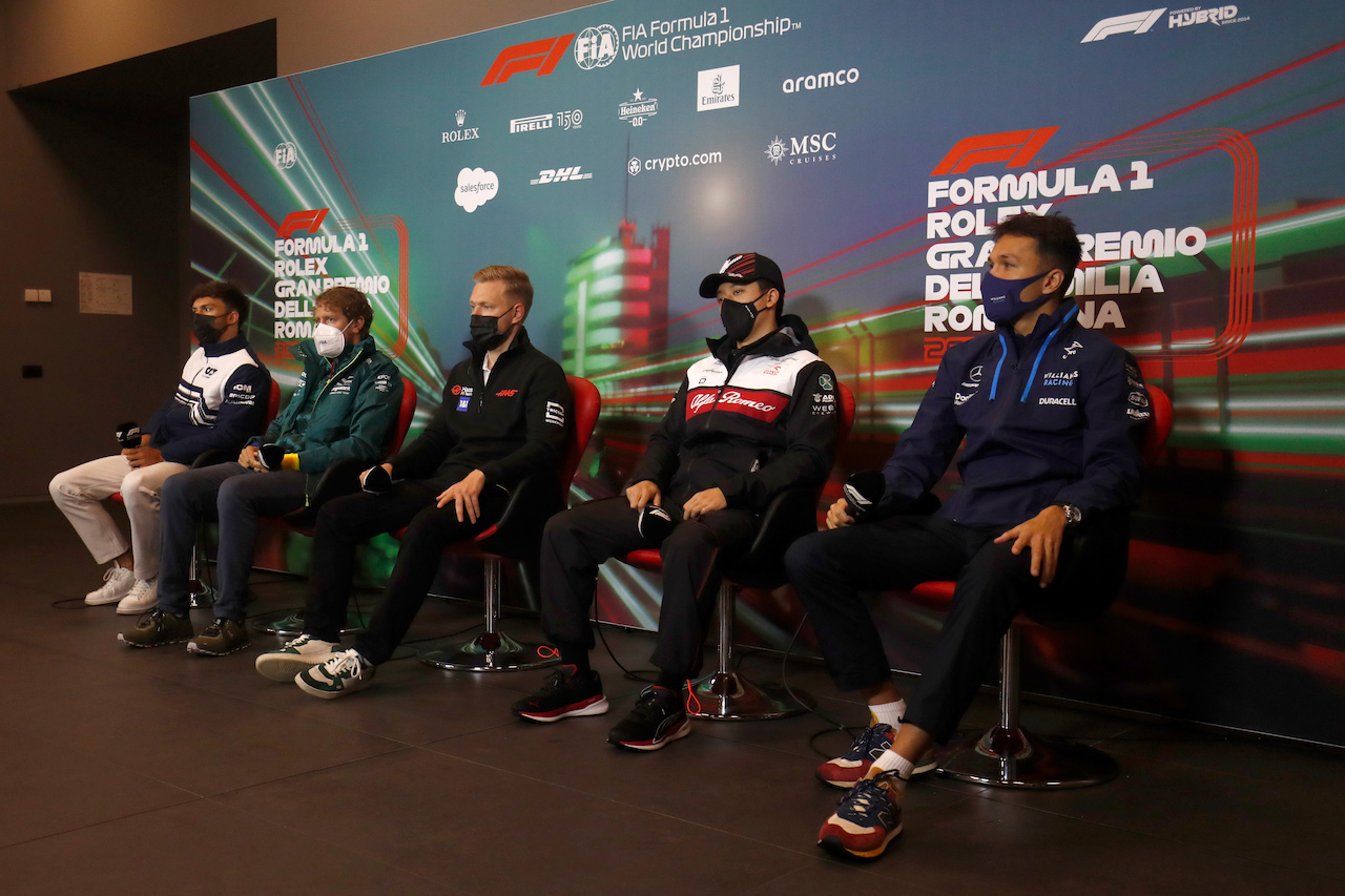 GP EMILIA ROMAGNA, (L to R): Pierre Gasly (FRA) AlphaTauri; Sebastian Vettel (GER) Aston Martin F1 Team; Kevin Magnussen (DEN) Haas F1 Team; Guanyu Zhou (CHN) Alfa Romeo F1 Team; e Alexander Albon (THA) Williams Racing, in the FIA Press Conference.
22.04.2022. Formula 1 World Championship, Rd 4, Emilia Romagna Grand Prix, Imola, Italy, Qualifiche Day.
- www.xpbimages.com, EMail: requests@xpbimages.com © Copyright: XPB Images