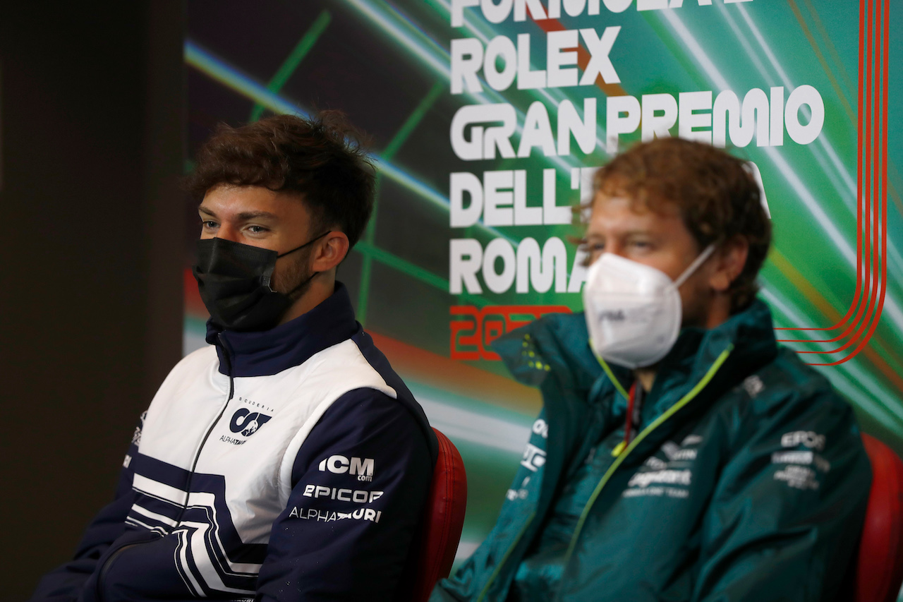 GP EMILIA ROMAGNA, (L to R): Pierre Gasly (FRA) AlphaTauri e Sebastian Vettel (GER) Aston Martin F1 Team in the FIA Press Conference.
22.04.2022. Formula 1 World Championship, Rd 4, Emilia Romagna Grand Prix, Imola, Italy, Qualifiche Day.
- www.xpbimages.com, EMail: requests@xpbimages.com © Copyright: XPB Images