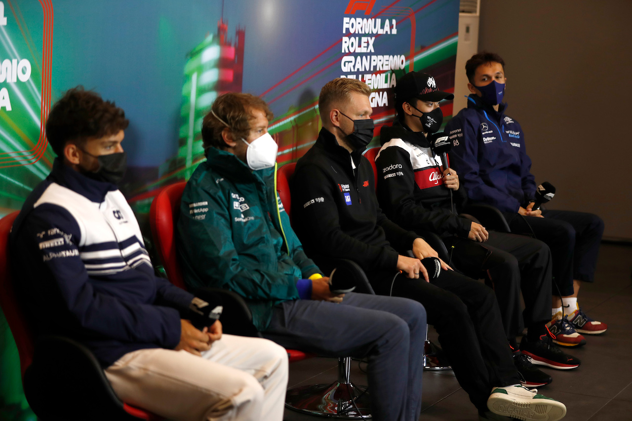 GP EMILIA ROMAGNA, (L to R): Pierre Gasly (FRA) AlphaTauri; Sebastian Vettel (GER) Aston Martin F1 Team; Kevin Magnussen (DEN) Haas F1 Team; Guanyu Zhou (CHN) Alfa Romeo F1 Team; e Alexander Albon (THA) Williams Racing, in the FIA Press Conference.
22.04.2022. Formula 1 World Championship, Rd 4, Emilia Romagna Grand Prix, Imola, Italy, Qualifiche Day.
- www.xpbimages.com, EMail: requests@xpbimages.com © Copyright: XPB Images
