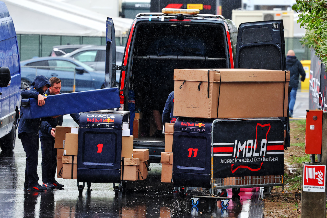 GP EMILIA ROMAGNA, Red Bull Racing parts arrive in the back of a van.
22.04.2022. Formula 1 World Championship, Rd 4, Emilia Romagna Grand Prix, Imola, Italy, Qualifiche Day.
- www.xpbimages.com, EMail: requests@xpbimages.com © Copyright: Batchelor / XPB Images