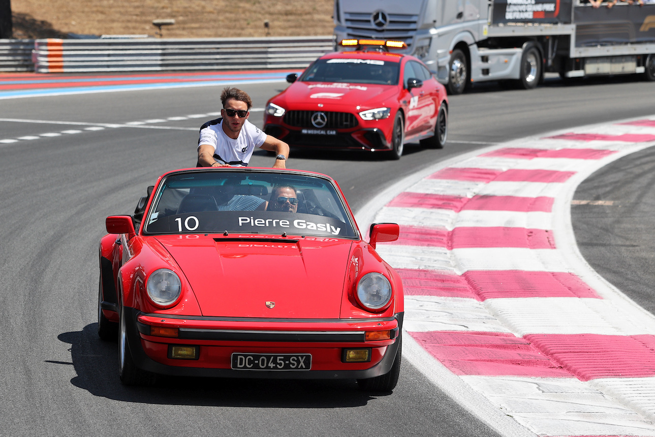 GP FRANCIA, Pierre Gasly (FRA) AlphaTauri on the drivers parade.
24.07.2022. Formula 1 World Championship, Rd 12, French Grand Prix, Paul Ricard, France, Gara Day.
- www.xpbimages.com, EMail: requests@xpbimages.com © Copyright: Moy / XPB Images