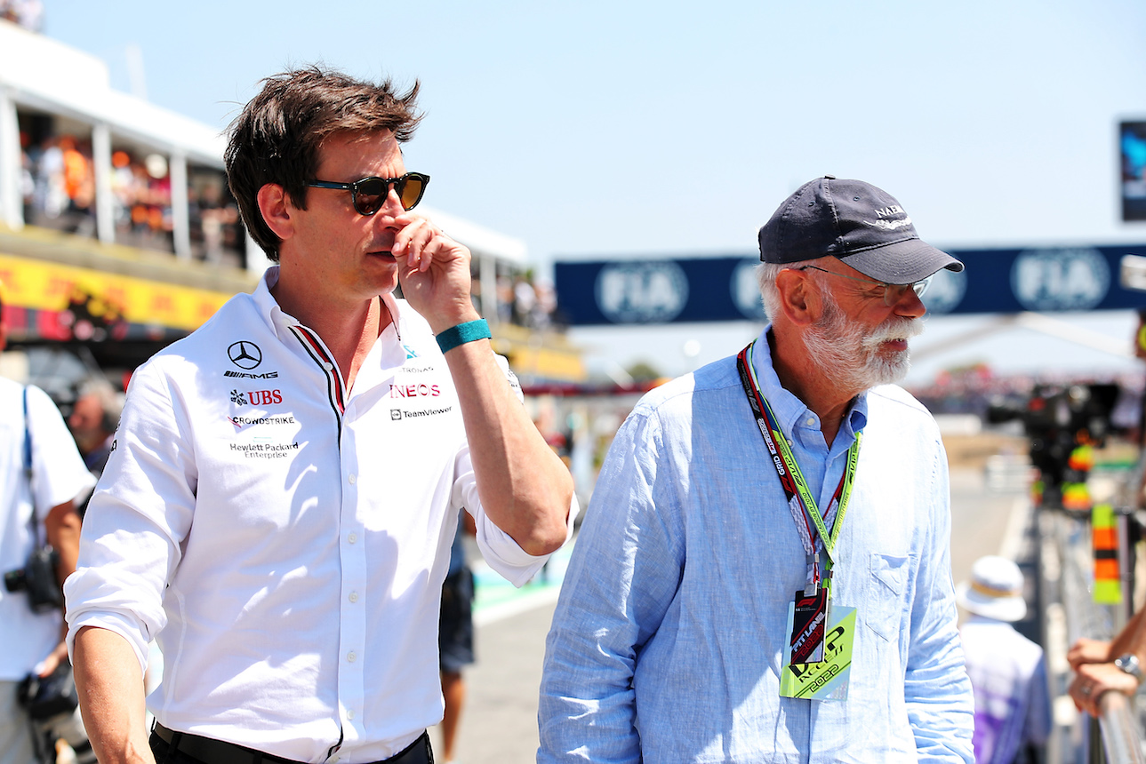 GP FRANCIA, Toto Wolff (GER) Mercedes AMG F1 Shareholder e Executive Director with Dr. Dieter Zetsche (GER) on the grid.
24.07.2022. Formula 1 World Championship, Rd 12, French Grand Prix, Paul Ricard, France, Gara Day.
 - www.xpbimages.com, EMail: requests@xpbimages.com © Copyright: Coates / XPB Images