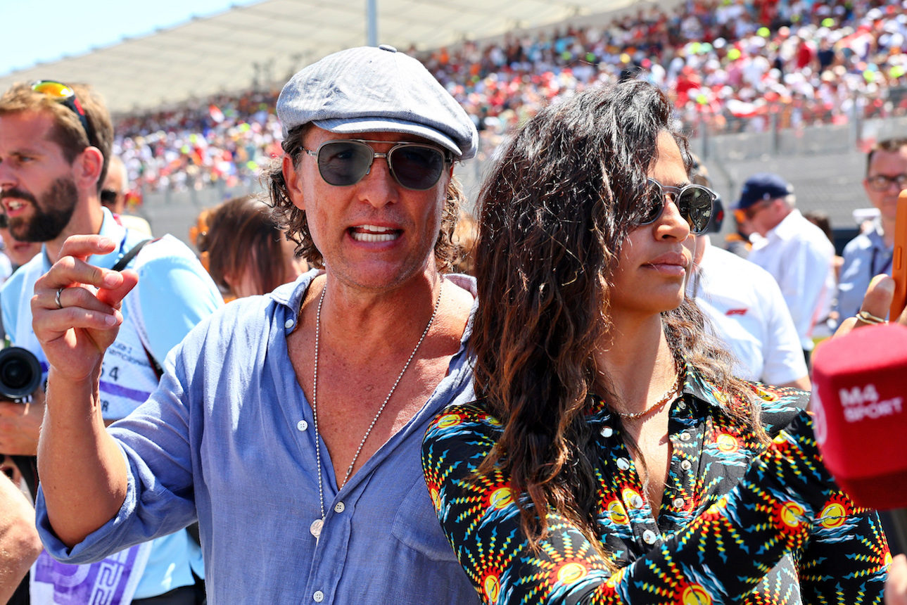 GP FRANCIA, Matthew McConaughey (USA) Actor With sua moglie Camila Alves (BRA) On the grid.
24.07.2022. Formula 1 World Championship, Rd 12, French Grand Prix, Paul Ricard, France, Gara Day.
- www.xpbimages.com, EMail: requests@xpbimages.com © Copyright: Batchelor / XPB Images