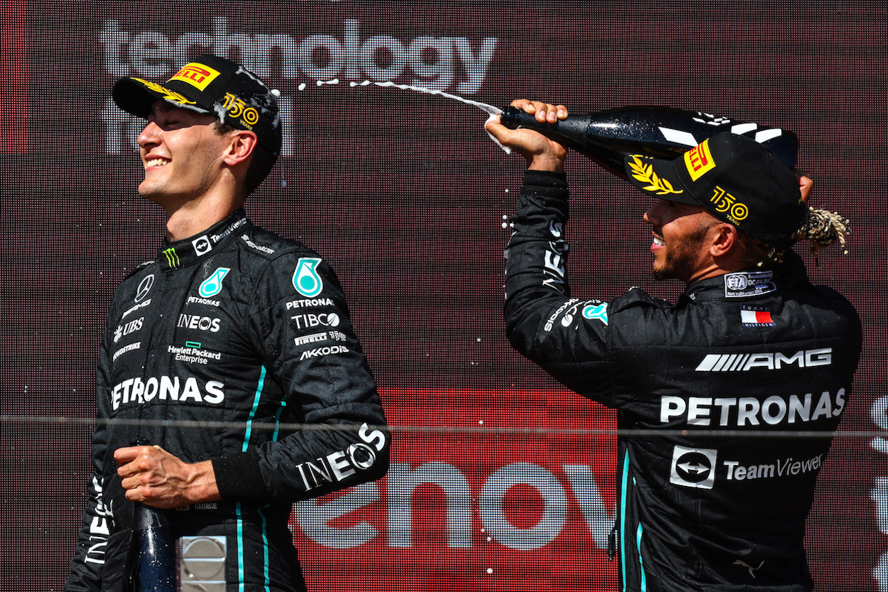 GP FRANCIA, George Russell (GBR), Mercedes AMG F1 e Lewis Hamilton (GBR), Mercedes AMG F1  
24.07.2022. Formula 1 World Championship, Rd 12, French Grand Prix, Paul Ricard, France, Gara Day.
- www.xpbimages.com, EMail: requests@xpbimages.com ¬© Copyright: Charniaux / XPB Images