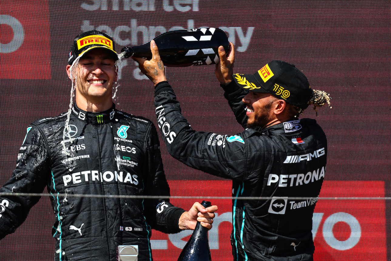 GP FRANCIA, Lewis Hamilton (GBR), Mercedes AMG F1  e George Russell (GBR), Mercedes AMG F1 
24.07.2022. Formula 1 World Championship, Rd 12, French Grand Prix, Paul Ricard, France, Gara Day.
- www.xpbimages.com, EMail: requests@xpbimages.com ¬© Copyright: Charniaux / XPB Images
