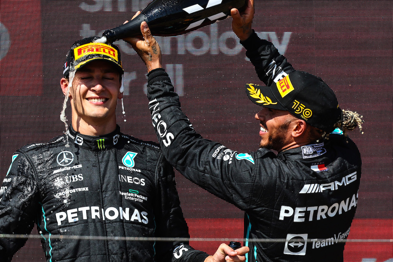 GP FRANCIA, George Russell (GBR), Mercedes AMG F1 e Lewis Hamilton (GBR), Mercedes AMG F1  
24.07.2022. Formula 1 World Championship, Rd 12, French Grand Prix, Paul Ricard, France, Gara Day.
- www.xpbimages.com, EMail: requests@xpbimages.com ¬© Copyright: Charniaux / XPB Images