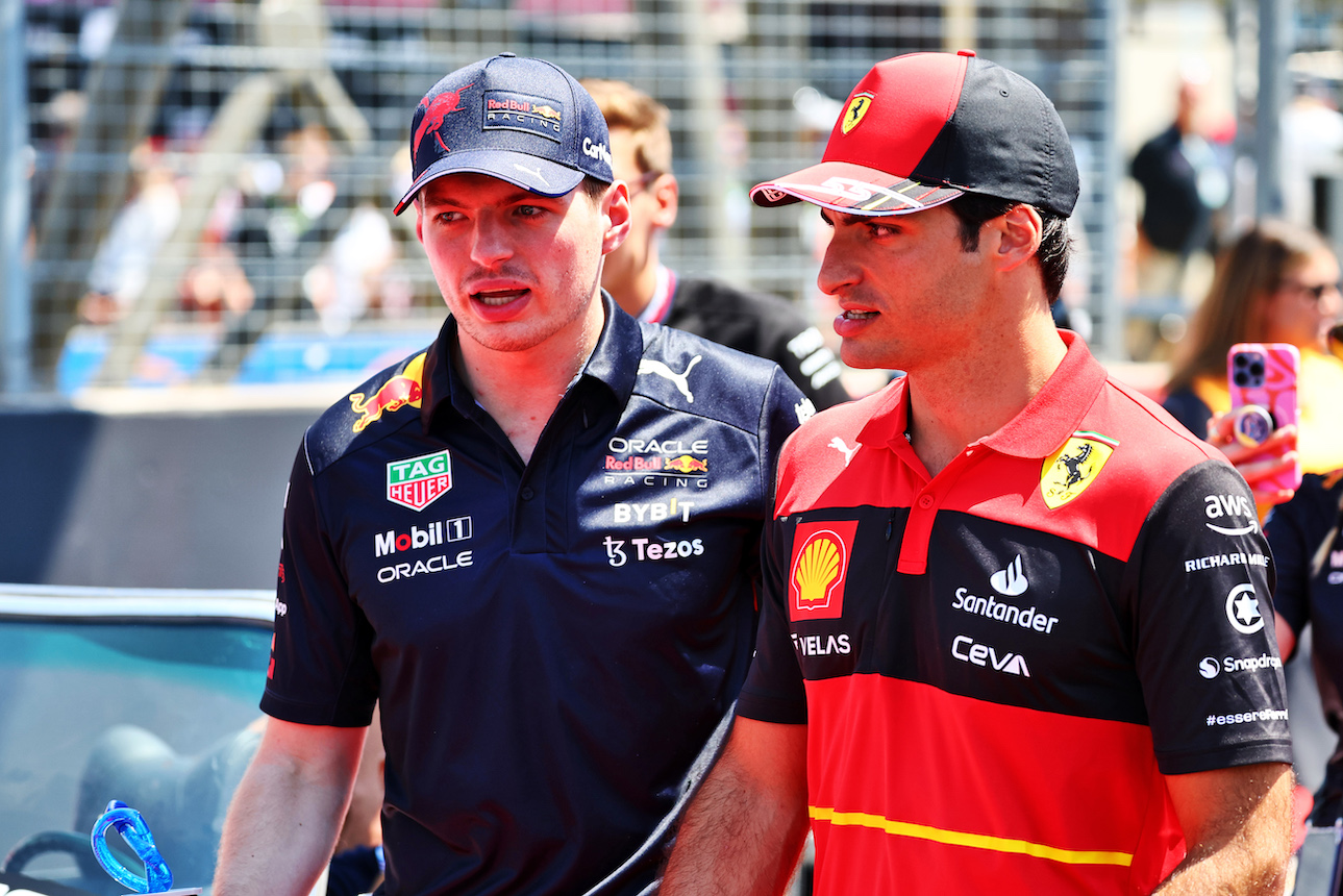 GP FRANCIA, (L to R): Max Verstappen (NLD) Red Bull Racing e Carlos Sainz Jr (ESP) Ferrari on the drivers parade.
24.07.2022. Formula 1 World Championship, Rd 12, French Grand Prix, Paul Ricard, France, Gara Day.
- www.xpbimages.com, EMail: requests@xpbimages.com © Copyright: Batchelor / XPB Images
