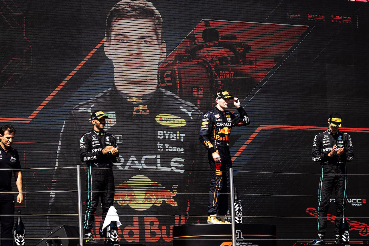GP FRANCIA, The podium (L to R):  Pierre Wache (FRA) Red Bull Racing Technical Director; Lewis Hamilton (GBR) Mercedes AMG F1, second; Max Verstappen (NLD) Red Bull Racing, vincitore; George Russell (GBR) Mercedes AMG F1, third.
24.07.2022. Formula 1 World Championship, Rd 12, French Grand Prix, Paul Ricard, France, Gara Day.
- www.xpbimages.com, EMail: requests@xpbimages.com © Copyright: Bearne / XPB Images