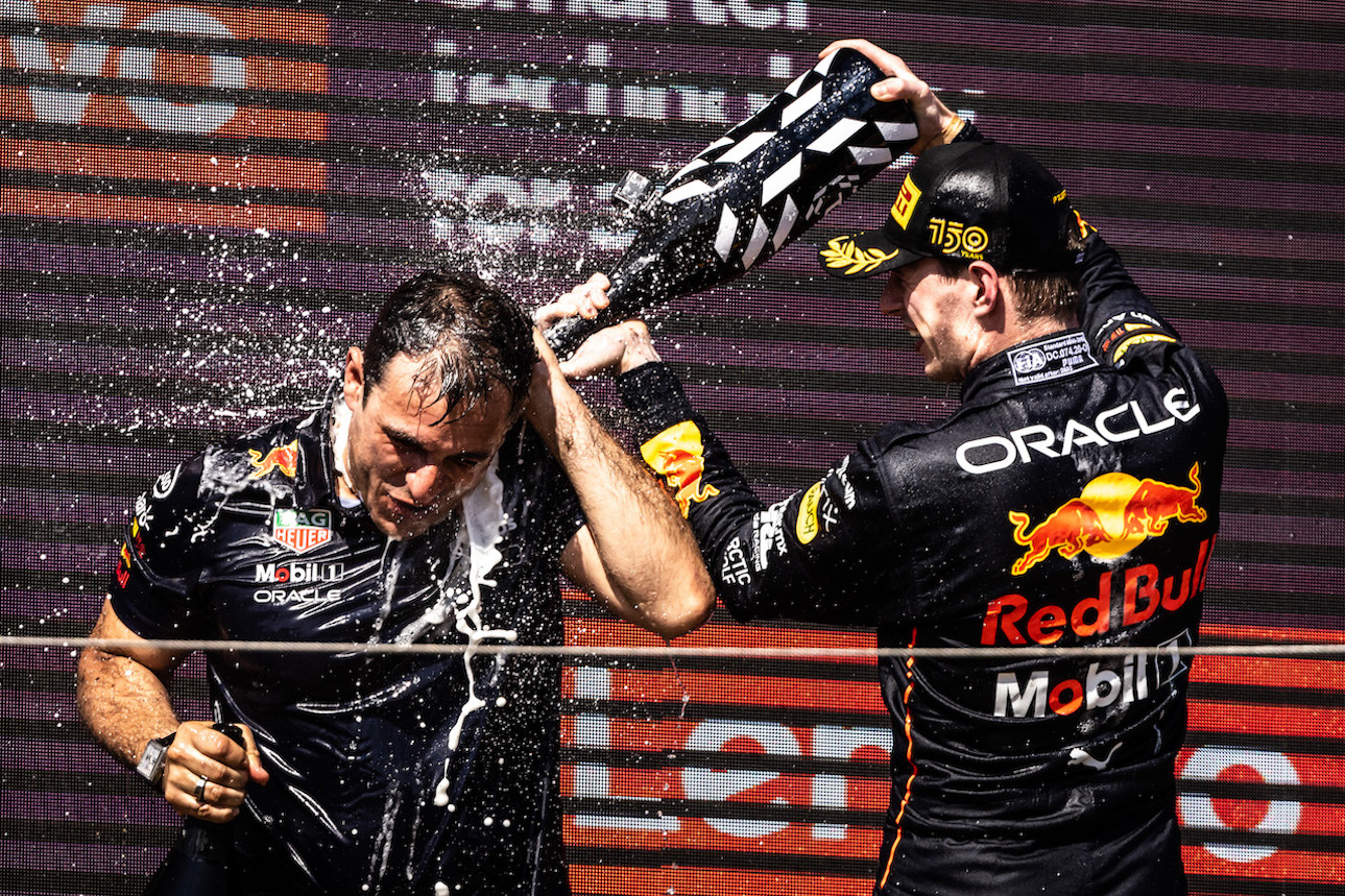 GP FRANCIA, (L to R): Pierre Wache (FRA) Red Bull Racing Technical Director celebrates on the podium with vincitore Max Verstappen (NLD) Red Bull Racing.
24.07.2022. Formula 1 World Championship, Rd 12, French Grand Prix, Paul Ricard, France, Gara Day.
- www.xpbimages.com, EMail: requests@xpbimages.com © Copyright: Bearne / XPB Images