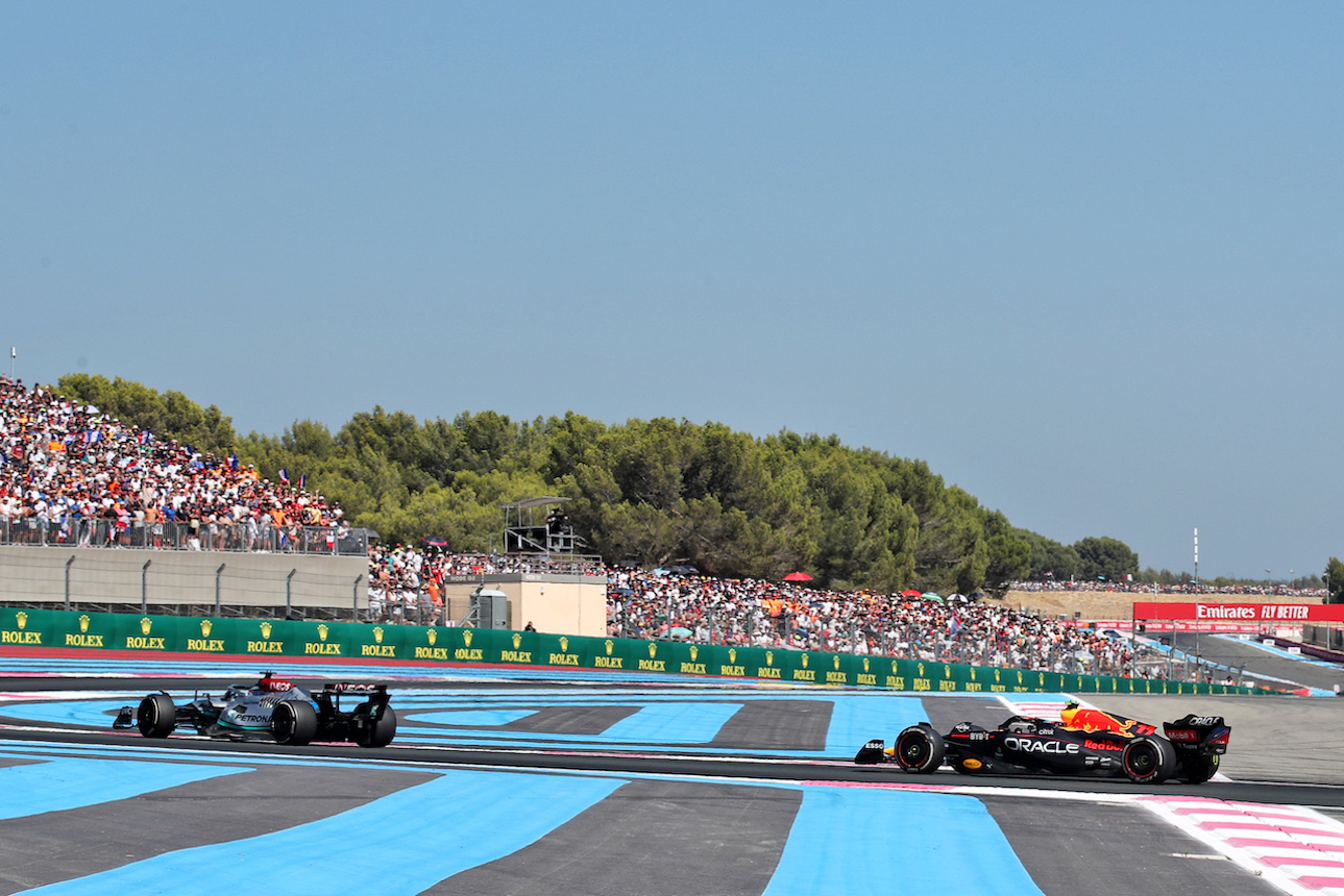 GP FRANCIA, George Russell (GBR) Mercedes AMG F1 W13 davanti a Sergio Perez (MEX) Red Bull Racing RB18.
24.07.2022. Formula 1 World Championship, Rd 12, French Grand Prix, Paul Ricard, France, Gara Day.
 - www.xpbimages.com, EMail: requests@xpbimages.com © Copyright: Coates / XPB Images