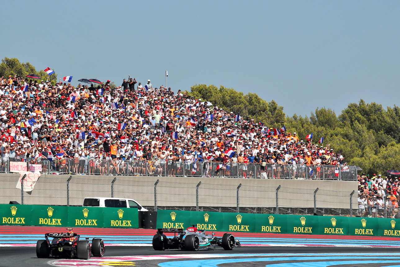 GP FRANCIA, George Russell (GBR) Mercedes AMG F1 W13 davanti a Sergio Perez (MEX) Red Bull Racing RB18.
24.07.2022. Formula 1 World Championship, Rd 12, French Grand Prix, Paul Ricard, France, Gara Day.
 - www.xpbimages.com, EMail: requests@xpbimages.com © Copyright: Coates / XPB Images