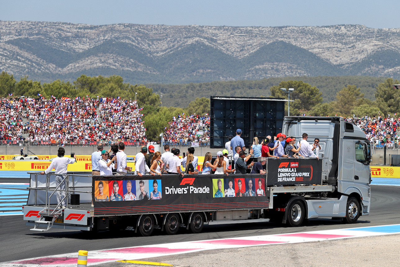 GP FRANCIA, Circuit Atmosfera - Paddock Club drivers parade experience.
24.07.2022. Formula 1 World Championship, Rd 12, French Grand Prix, Paul Ricard, France, Gara Day.
- www.xpbimages.com, EMail: requests@xpbimages.com © Copyright: Moy / XPB Images