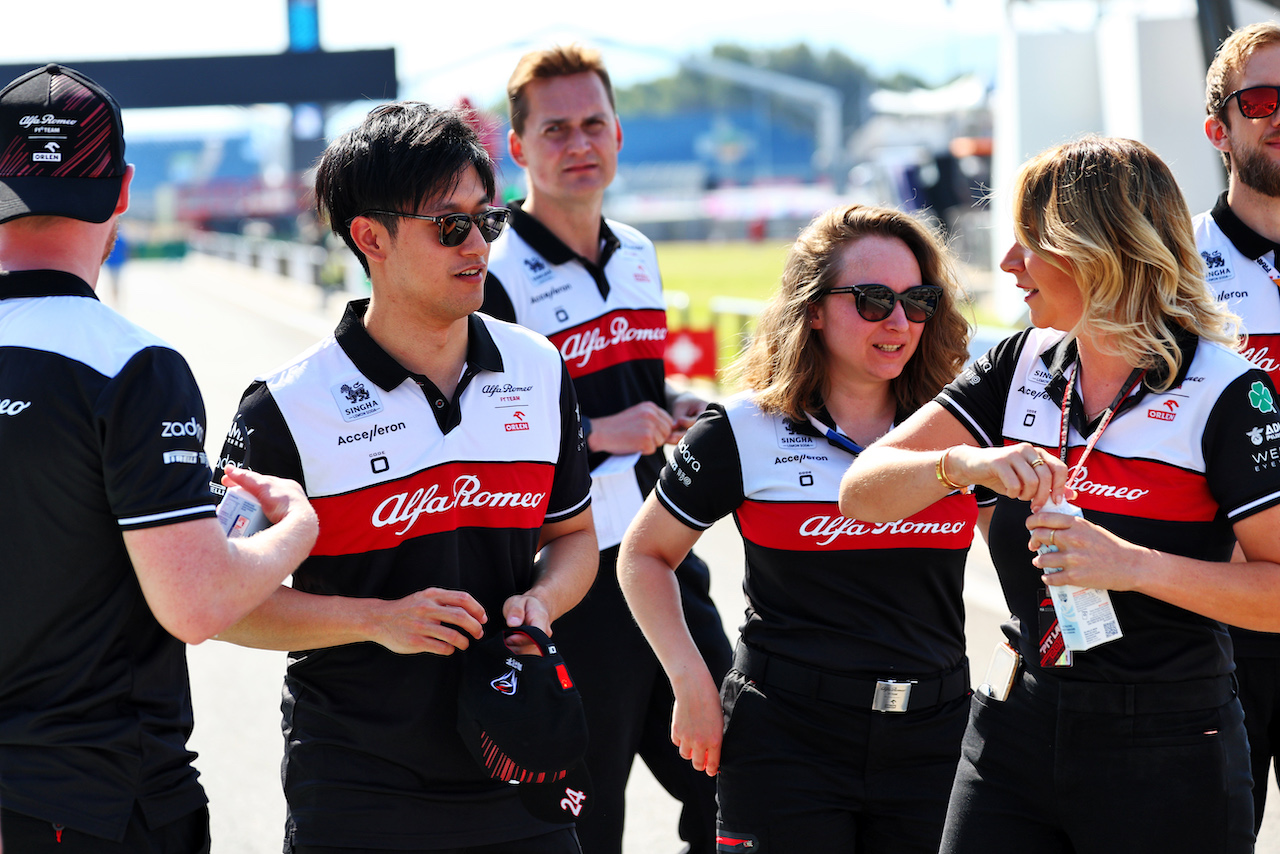 GP FRANCIA, Guanyu Zhou (CHN) Alfa Romeo F1 Team walks the circuit with the team.
21.07.2022. Formula 1 World Championship, Rd 12, French Grand Prix, Paul Ricard, France, Preparation Day.
- www.xpbimages.com, EMail: requests@xpbimages.com © Copyright: Batchelor / XPB Images