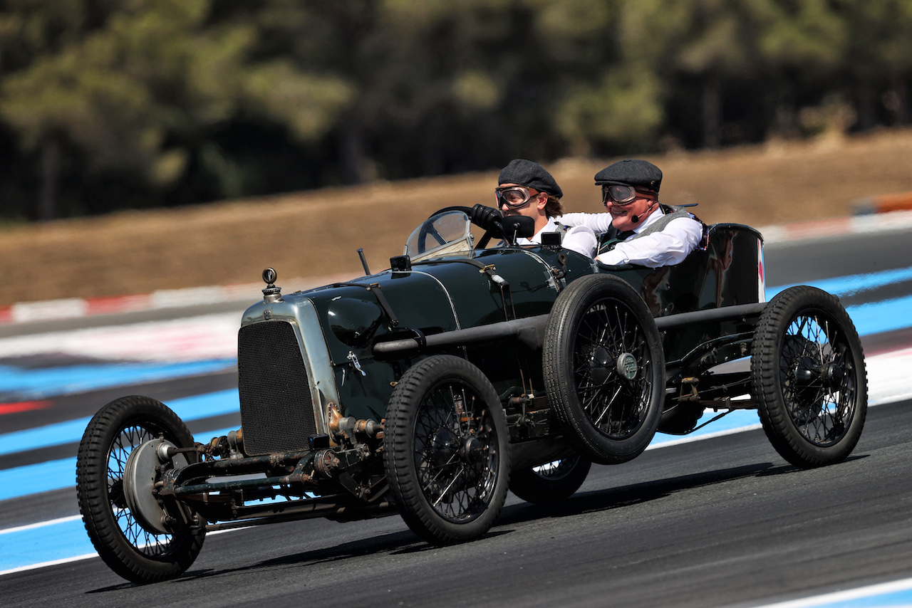 GP FRANCIA, Sebastian Vettel (GER) Aston Martin F1 Team with Johnny Herbert (GBR) Sky Sports F1 Presenter in the 1922 Aston Martin 'Green Pea'.
21.07.2022. Formula 1 World Championship, Rd 12, French Grand Prix, Paul Ricard, France, Preparation Day.
- www.xpbimages.com, EMail: requests@xpbimages.com © Copyright: Moy / XPB Images