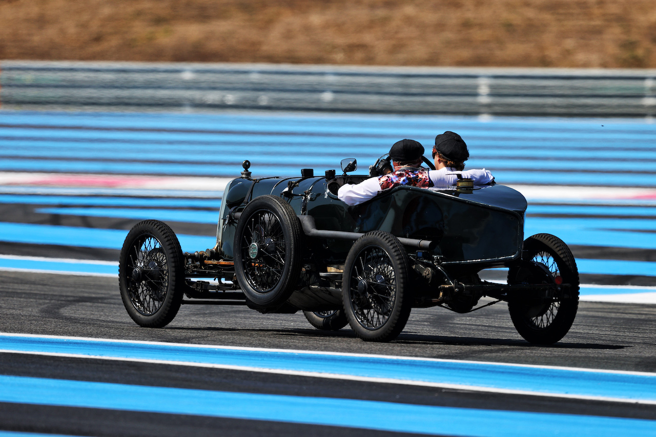 GP FRANCIA, Sebastian Vettel (GER) Aston Martin F1 Team with Johnny Herbert (GBR) Sky Sports F1 Presenter in the 1922 Aston Martin 'Green Pea'.
21.07.2022. Formula 1 World Championship, Rd 12, French Grand Prix, Paul Ricard, France, Preparation Day.
- www.xpbimages.com, EMail: requests@xpbimages.com © Copyright: Moy / XPB Images