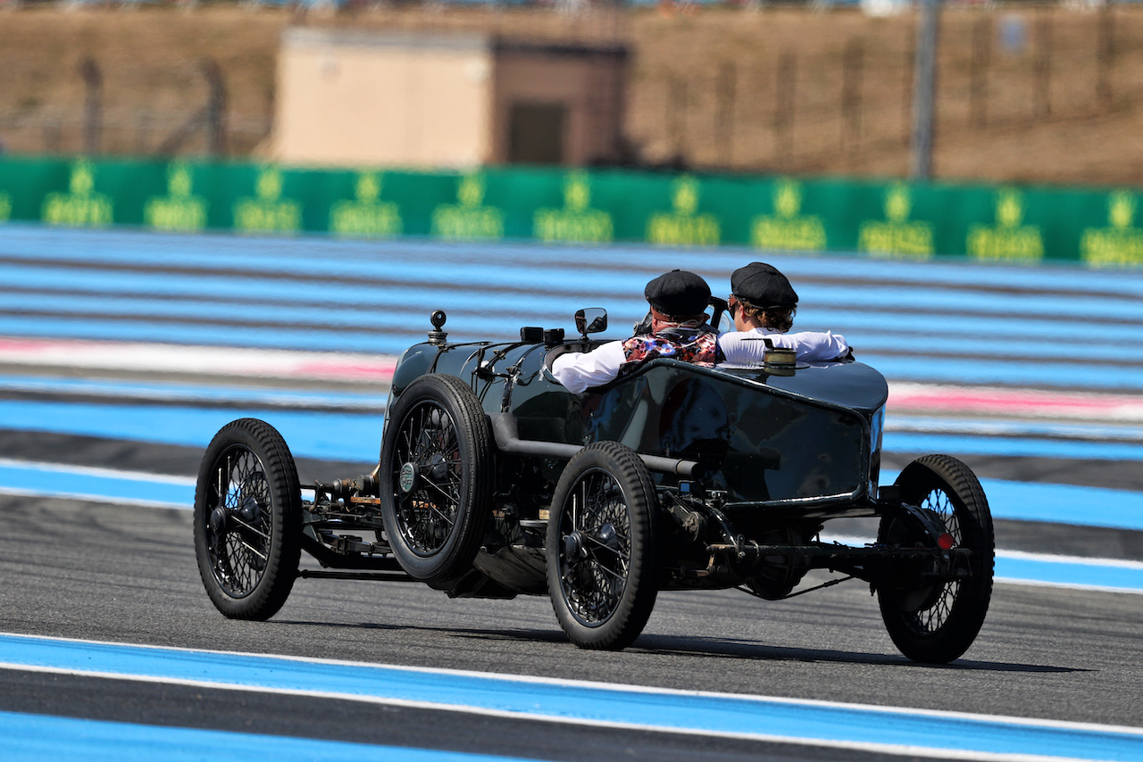 GP FRANCIA, Sebastian Vettel (GER) Aston Martin F1 Team with Johnny Herbert (GBR) Sky Sports F1 Presenter in the 1922 Aston Martin 'Green Pea'.
21.07.2022. Formula 1 World Championship, Rd 12, French Grand Prix, Paul Ricard, France, Preparation Day.
- www.xpbimages.com, EMail: requests@xpbimages.com © Copyright: Moy / XPB Images