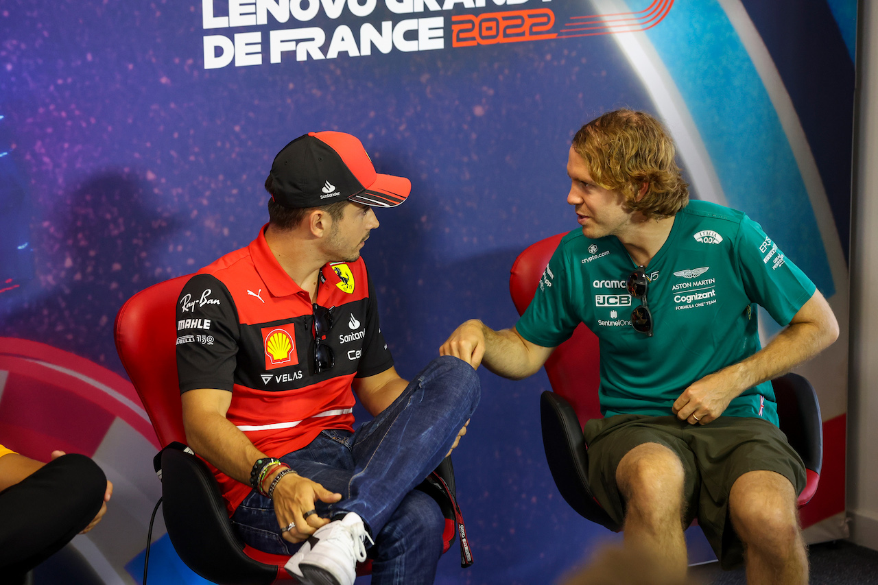 GP FRANCIA, (L to R): Charles Leclerc (MON) Ferrari e Sebastian Vettel (GER) Aston Martin F1 Team in the FIA Press Conference.
21.07.2022. Formula 1 World Championship, Rd 12, French Grand Prix, Paul Ricard, France, Preparation Day.
- www.xpbimages.com, EMail: requests@xpbimages.com © Copyright: XPB Images