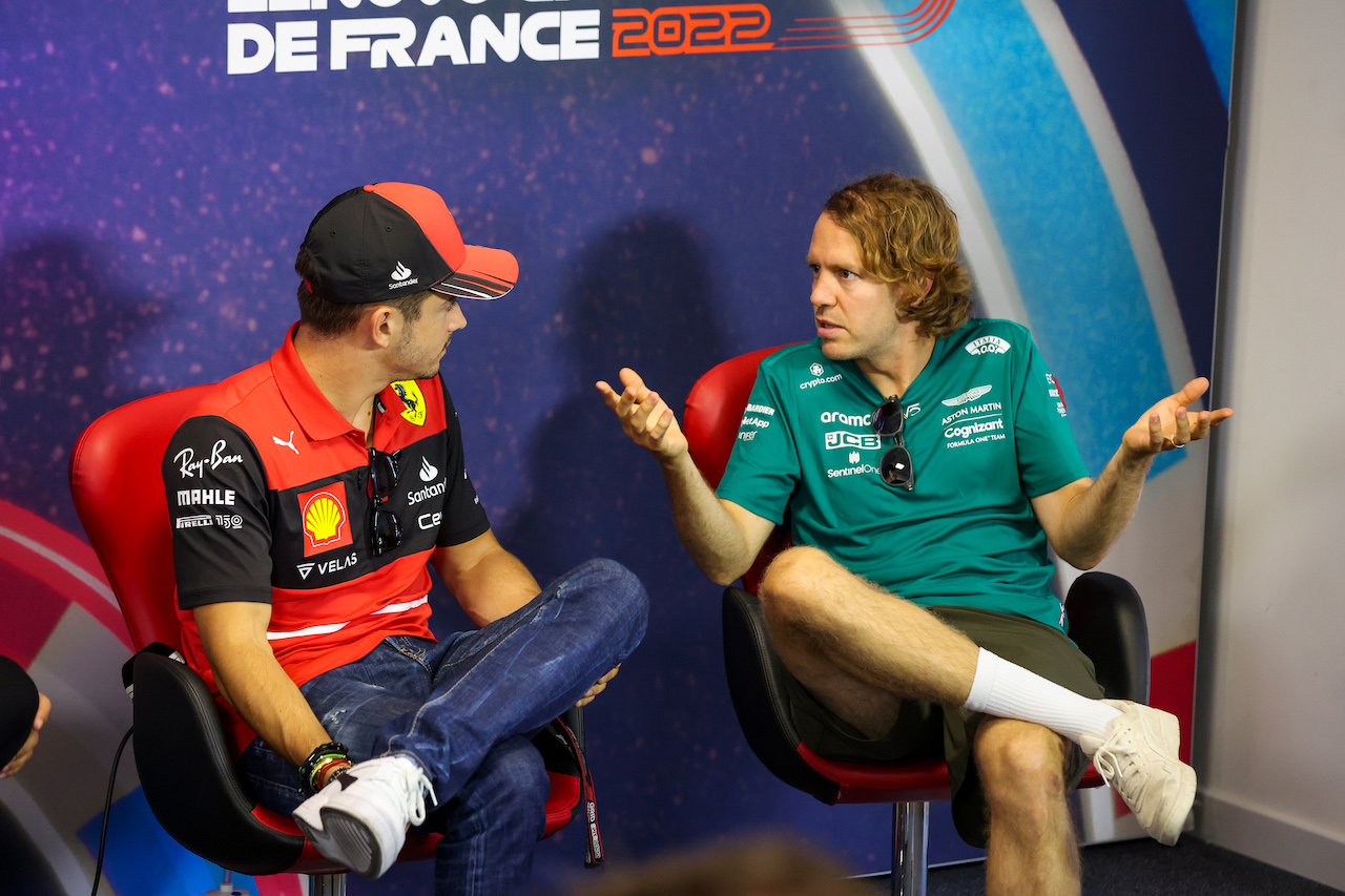 GP FRANCIA, (L to R): Charles Leclerc (MON) Ferrari e Sebastian Vettel (GER) Aston Martin F1 Team in the FIA Press Conference.
21.07.2022. Formula 1 World Championship, Rd 12, French Grand Prix, Paul Ricard, France, Preparation Day.
- www.xpbimages.com, EMail: requests@xpbimages.com © Copyright: XPB Images