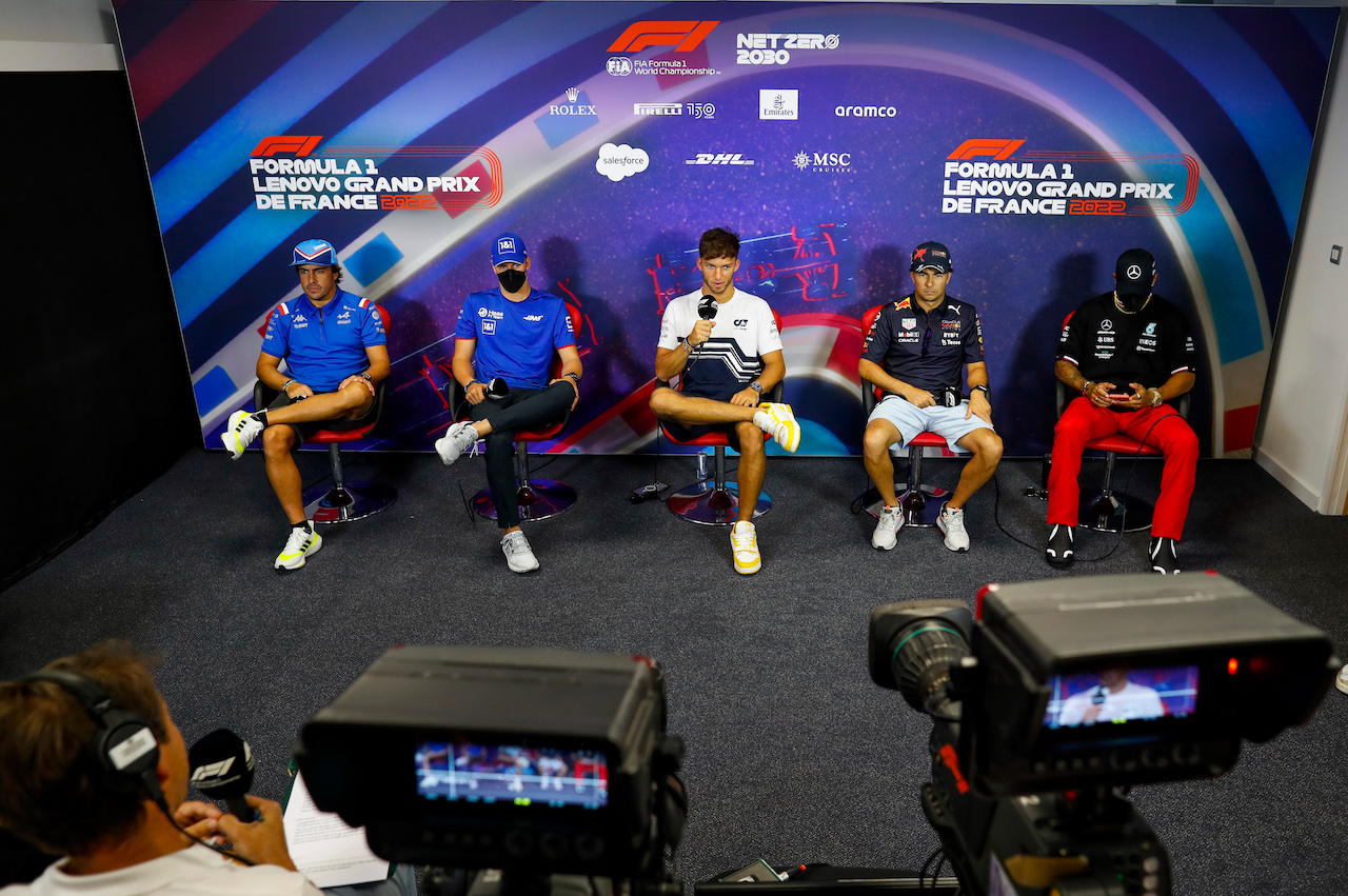 GP FRANCIA, (L to R): Fernando Alonso (ESP) Alpine F1 Team; Mick Schumacher (GER) Haas F1 Team; Pierre Gasly (FRA) AlphaTauri; Sergio Perez (MEX) Red Bull Racing; e Lewis Hamilton (GBR) Mercedes AMG F1, in the FIA Press Conference.
21.07.2022. Formula 1 World Championship, Rd 12, French Grand Prix, Paul Ricard, France, Preparation Day.
- www.xpbimages.com, EMail: requests@xpbimages.com © Copyright: XPB Images