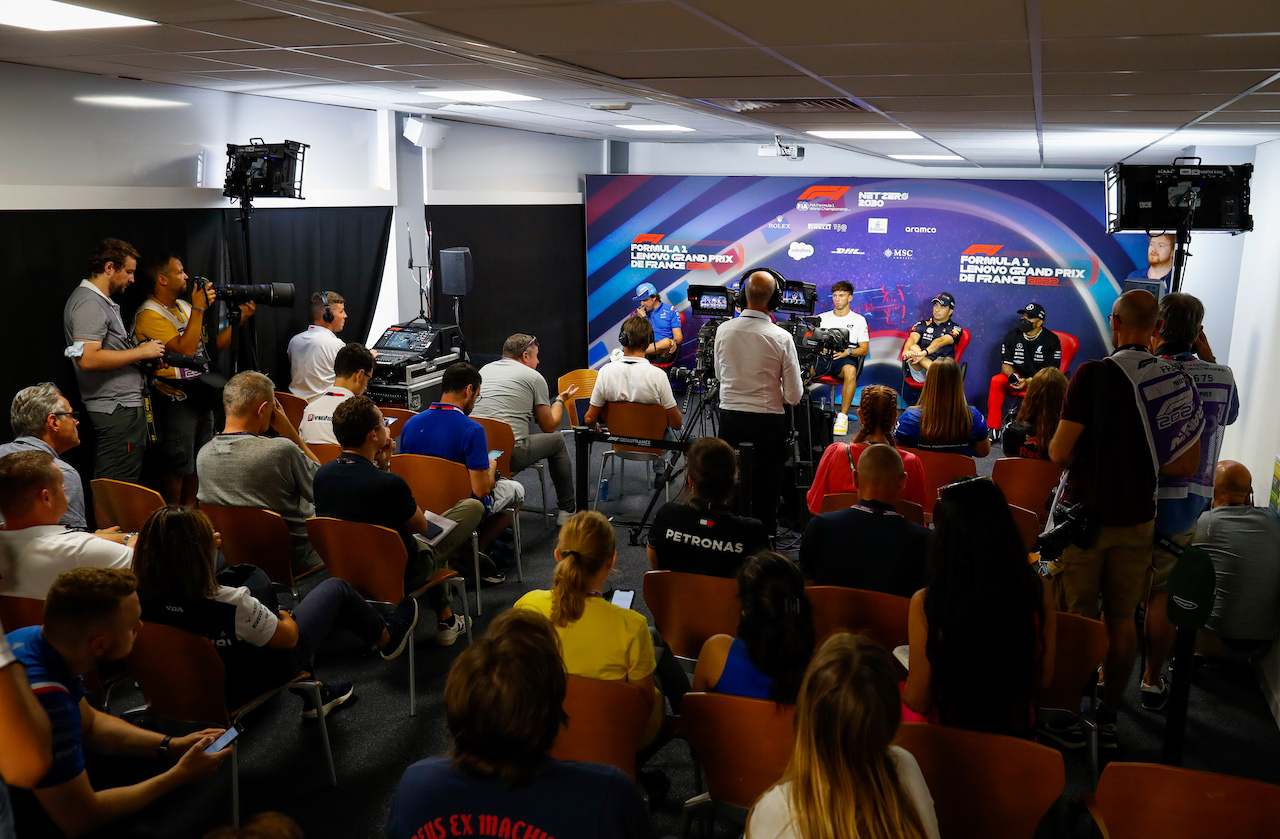 GP FRANCIA, (L to R): Fernando Alonso (ESP) Alpine F1 Team; Mick Schumacher (GER) Haas F1 Team; Pierre Gasly (FRA) AlphaTauri; Sergio Perez (MEX) Red Bull Racing; e Lewis Hamilton (GBR) Mercedes AMG F1, in the FIA Press Conference.
21.07.2022. Formula 1 World Championship, Rd 12, French Grand Prix, Paul Ricard, France, Preparation Day.
- www.xpbimages.com, EMail: requests@xpbimages.com © Copyright: XPB Images