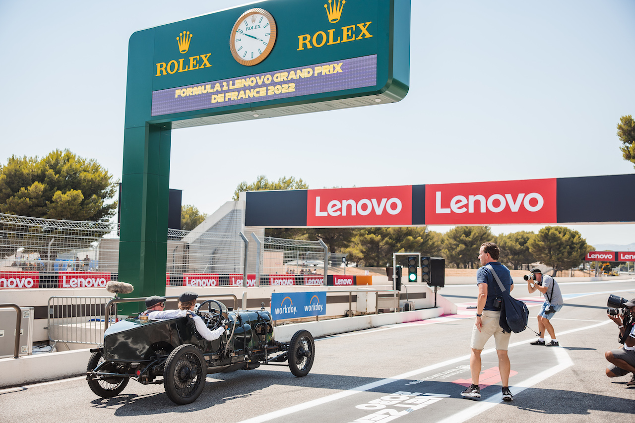 GP FRANCIA, Sebastian Vettel (GER) Aston Martin F1 Team with Johnny Herbert (GBR) Sky Sports F1 Presenter in the 1922 Aston Martin 'Green Pea'.
21.07.2022. Formula 1 World Championship, Rd 12, French Grand Prix, Paul Ricard, France, Preparation Day.
- www.xpbimages.com, EMail: requests@xpbimages.com © Copyright: Bearne / XPB Images