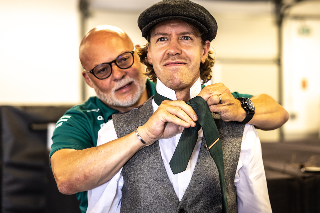 GP FRANCIA, (L to R): Matt Bishop (GBR) Aston Martin F1 Team Chief Communications Officer with Sebastian Vettel (GER) Aston Martin F1 Team.
21.07.2022. Formula 1 World Championship, Rd 12, French Grand Prix, Paul Ricard, France, Preparation Day.
- www.xpbimages.com, EMail: requests@xpbimages.com © Copyright: Bearne / XPB Images