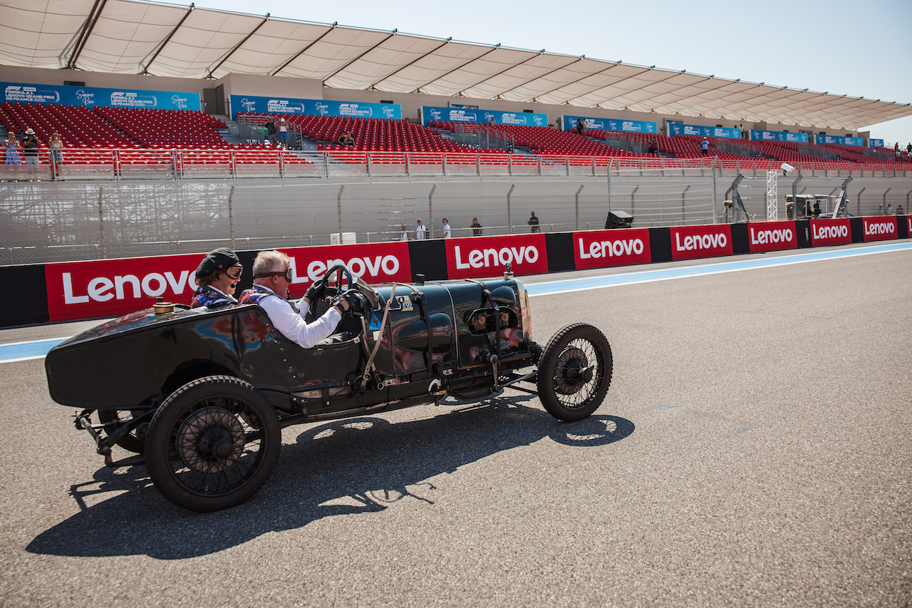 GP FRANCIA, Johnny Herbert (GBR) Sky Sports F1 Presenter with Sebastian Vettel (GER) Aston Martin F1 Team in the 1922 Aston Martin 'Green Pea'.
21.07.2022. Formula 1 World Championship, Rd 12, French Grand Prix, Paul Ricard, France, Preparation Day.
- www.xpbimages.com, EMail: requests@xpbimages.com © Copyright: Bearne / XPB Images