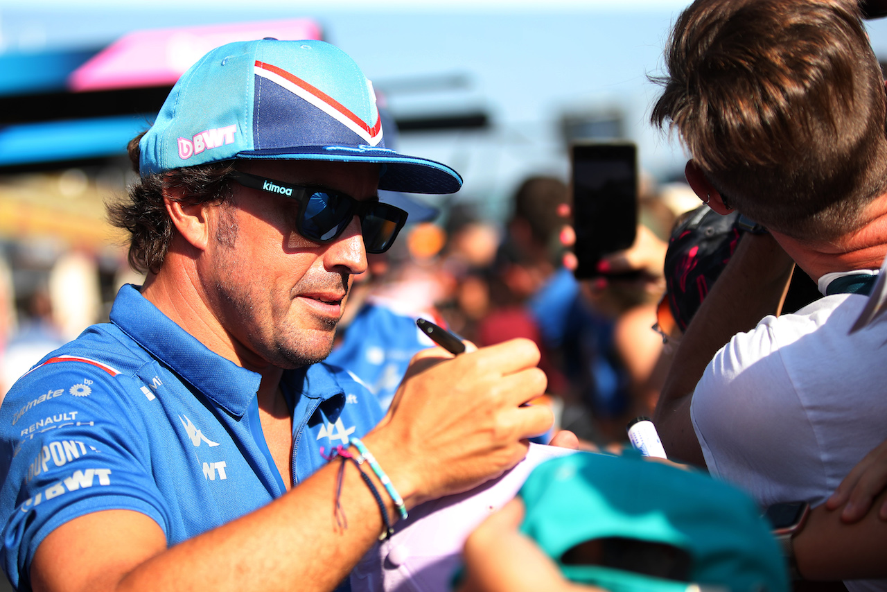 GP FRANCIA, Fernando Alonso (ESP) Alpine F1 Team signs autographs for the fans..
21.07.2022. Formula 1 World Championship, Rd 12, French Grand Prix, Paul Ricard, France, Preparation Day.
 - www.xpbimages.com, EMail: requests@xpbimages.com © Copyright: Coates / XPB Images