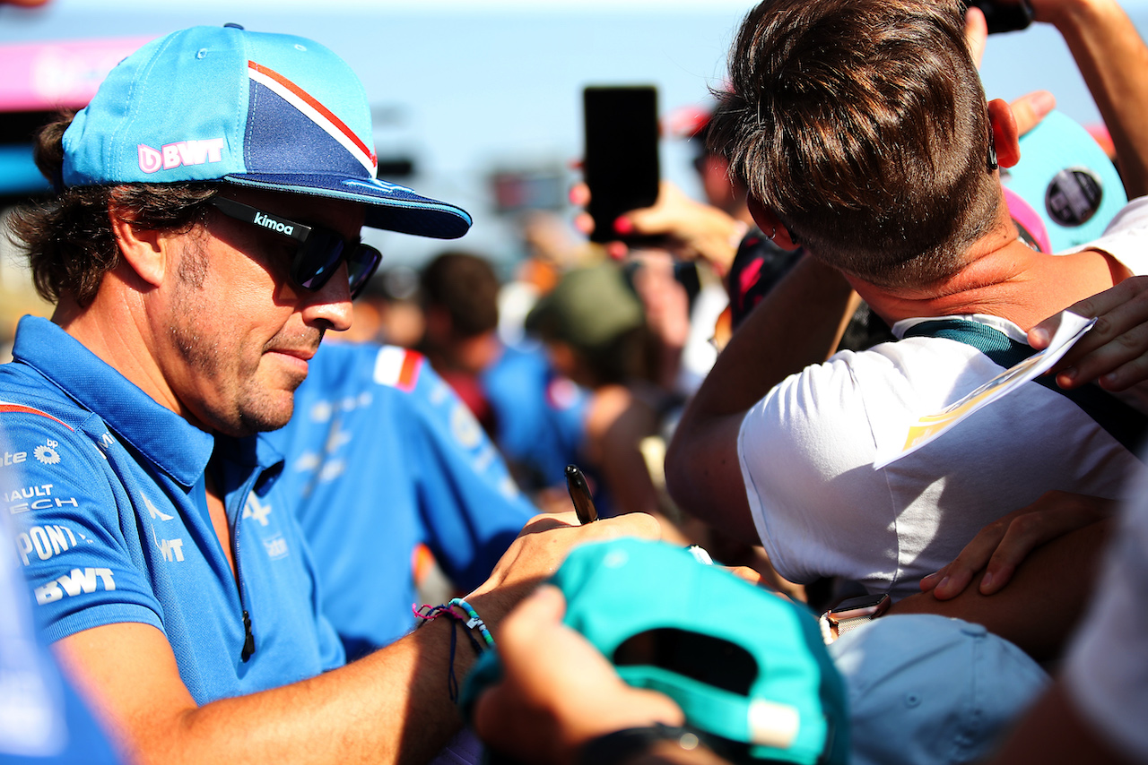 GP FRANCIA, Fernando Alonso (ESP) Alpine F1 Team signs autographs for the fans..
21.07.2022. Formula 1 World Championship, Rd 12, French Grand Prix, Paul Ricard, France, Preparation Day.
 - www.xpbimages.com, EMail: requests@xpbimages.com © Copyright: Coates / XPB Images