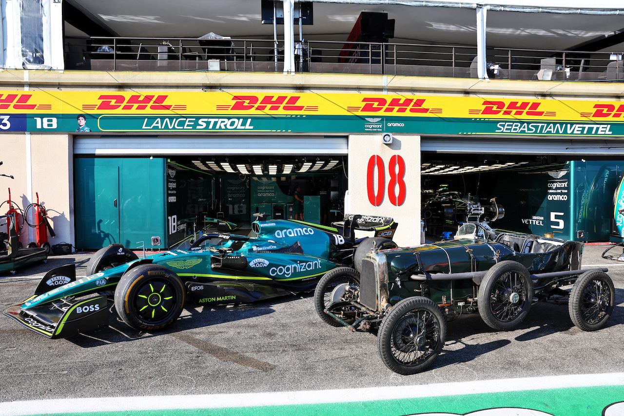 GP FRANCIA, The 1922 Aston Martin 'Green Pea' e the Aston Martin F1 Team AMR22.
21.07.2022. Formula 1 World Championship, Rd 12, French Grand Prix, Paul Ricard, France, Preparation Day.
- www.xpbimages.com, EMail: requests@xpbimages.com © Copyright: Batchelor / XPB Images