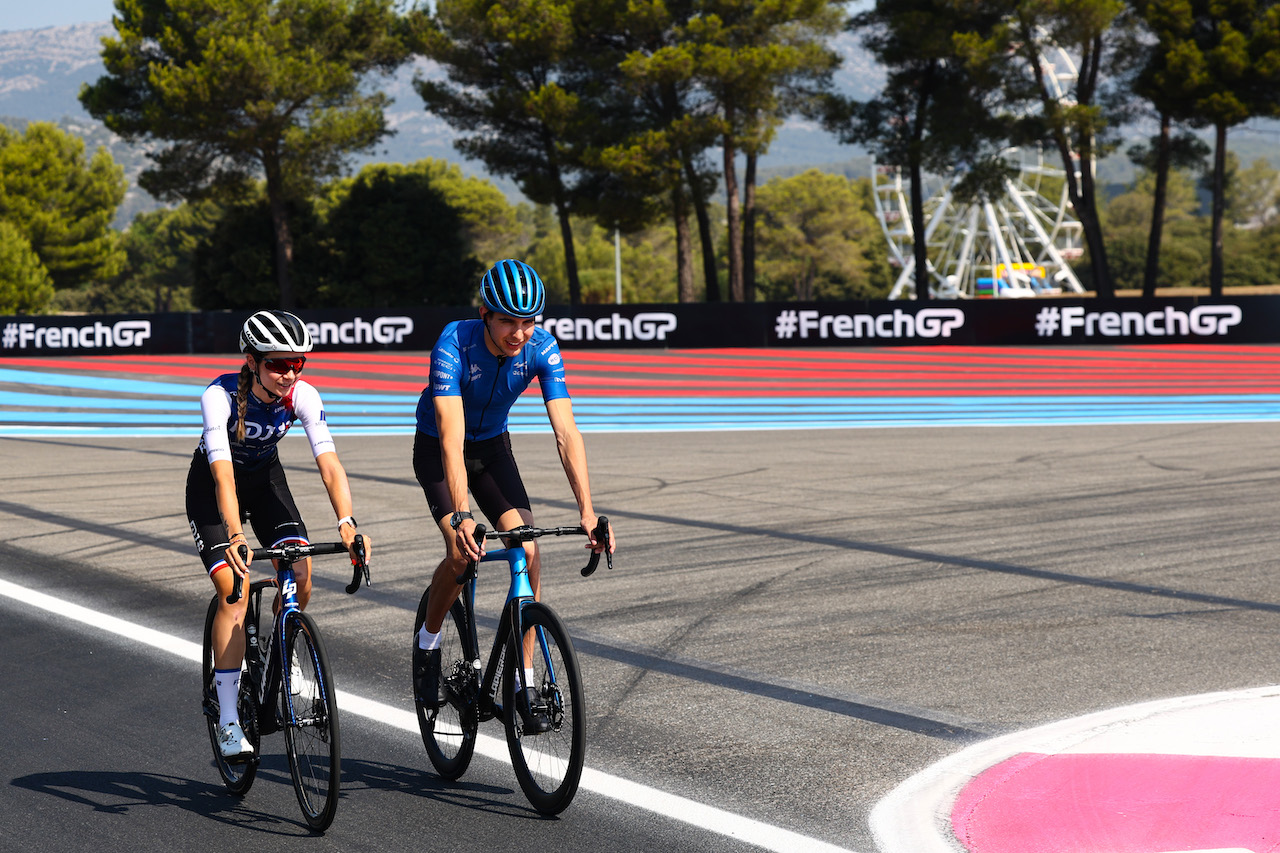 GP FRANCIA, Evita Muzic (FRA), professionnel cycliste from Team FDG e Esteban Ocon (FRA), Alpine F1 Team 
21.07.2022. Formula 1 World Championship, Rd 12, French Grand Prix, Paul Ricard, France, Preparation Day.
- www.xpbimages.com, EMail: requests@xpbimages.com ¬© Copyright: Charniaux / XPB Images