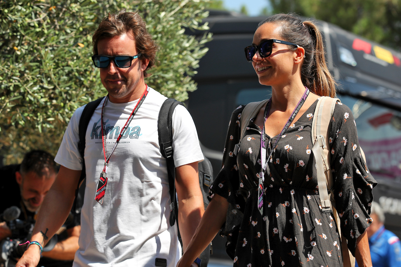GP FRANCIA, (L to R): Fernando Alonso (ESP) Alpine F1 Team with Domenica Andrea Schlager (AUT) Journalist.

21.07.2022. Formula 1 World Championship, Rd 12, French Grand Prix, Paul Ricard, France, Preparation Day.
 - www.xpbimages.com, EMail: requests@xpbimages.com © Copyright: Coates / XPB Images