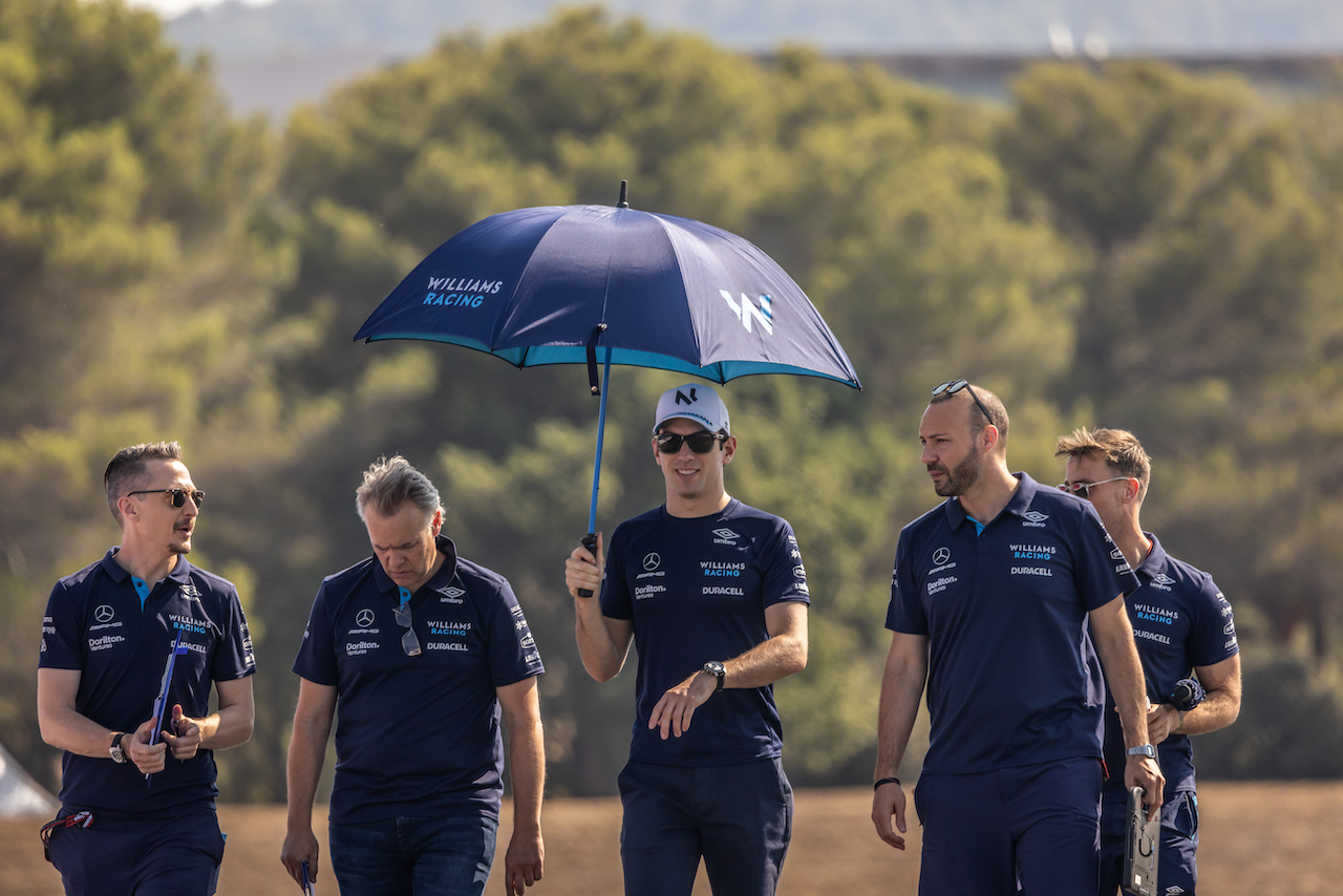 GP FRANCIA, Nicholas Latifi (CDN) Williams Racing walks the circuit with the team.
21.07.2022. Formula 1 World Championship, Rd 12, French Grand Prix, Paul Ricard, France, Preparation Day.
- www.xpbimages.com, EMail: requests@xpbimages.com © Copyright: Bearne / XPB Images