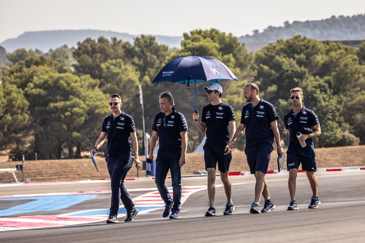 GP FRANCIA, Nicholas Latifi (CDN) Williams Racing walks the circuit with the team.
21.07.2022. Formula 1 World Championship, Rd 12, French Grand Prix, Paul Ricard, France, Preparation Day.
- www.xpbimages.com, EMail: requests@xpbimages.com © Copyright: Bearne / XPB Images