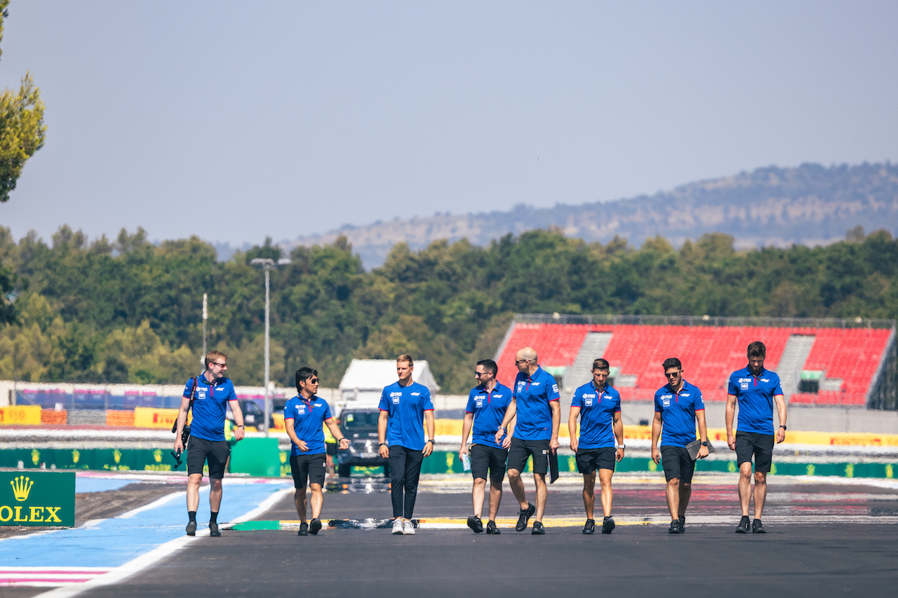 GP FRANCIA, Mick Schumacher (GER) Haas F1 Team walks the circuit with the team.
21.07.2022. Formula 1 World Championship, Rd 12, French Grand Prix, Paul Ricard, France, Preparation Day.
- www.xpbimages.com, EMail: requests@xpbimages.com © Copyright: Bearne / XPB Images