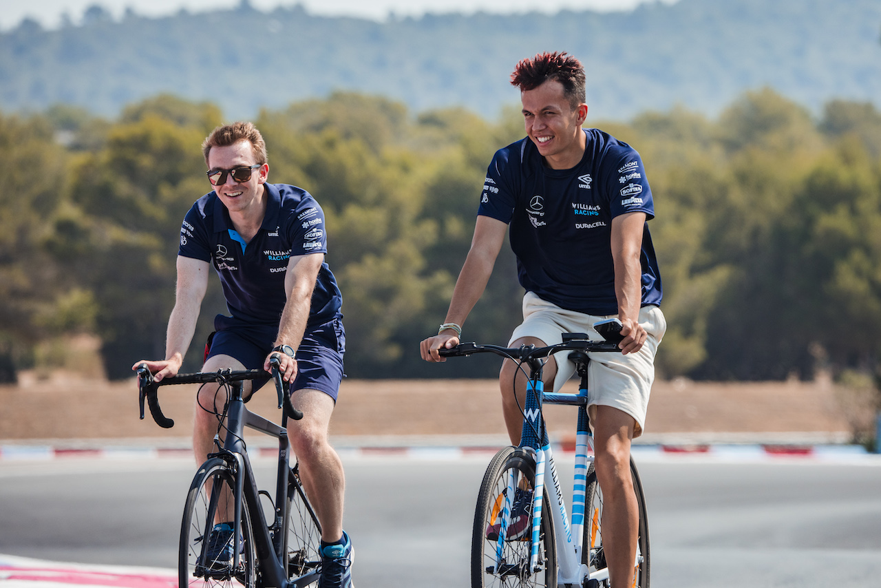 GP FRANCIA, Alexander Albon (THA) Williams Racing rides the circuit with the team.
21.07.2022. Formula 1 World Championship, Rd 12, French Grand Prix, Paul Ricard, France, Preparation Day.
- www.xpbimages.com, EMail: requests@xpbimages.com © Copyright: Bearne / XPB Images