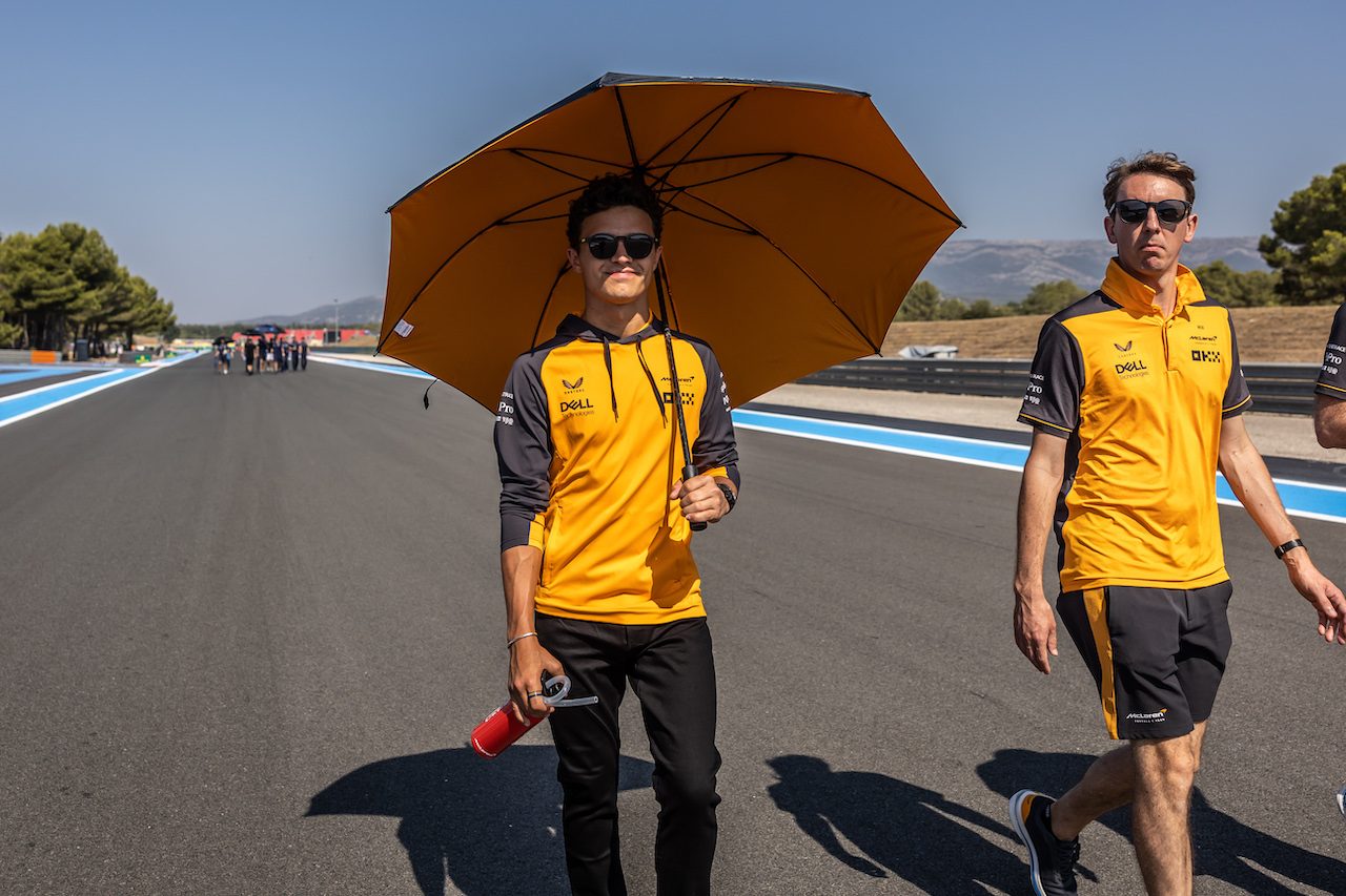 GP FRANCIA, Lando Norris (GBR) McLaren walks the circuit with the team.
21.07.2022. Formula 1 World Championship, Rd 12, French Grand Prix, Paul Ricard, France, Preparation Day.
- www.xpbimages.com, EMail: requests@xpbimages.com © Copyright: Bearne / XPB Images