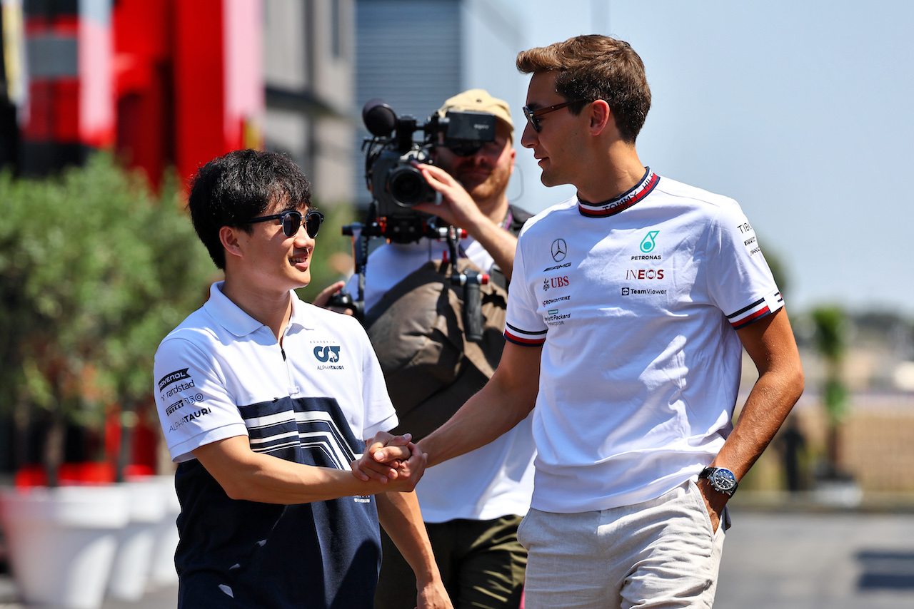 GP FRANCIA, (L to R): Yuki Tsunoda (JPN) AlphaTauri with George Russell (GBR) Mercedes AMG F1.
21.07.2022. Formula 1 World Championship, Rd 12, French Grand Prix, Paul Ricard, France, Preparation Day.
- www.xpbimages.com, EMail: requests@xpbimages.com © Copyright: Batchelor / XPB Images