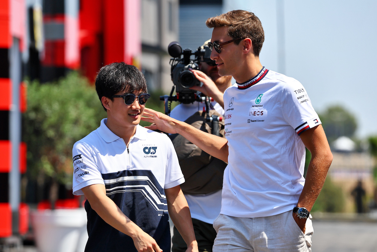 GP FRANCIA, (L to R): Yuki Tsunoda (JPN) AlphaTauri with George Russell (GBR) Mercedes AMG F1.
21.07.2022. Formula 1 World Championship, Rd 12, French Grand Prix, Paul Ricard, France, Preparation Day.
- www.xpbimages.com, EMail: requests@xpbimages.com © Copyright: Batchelor / XPB Images