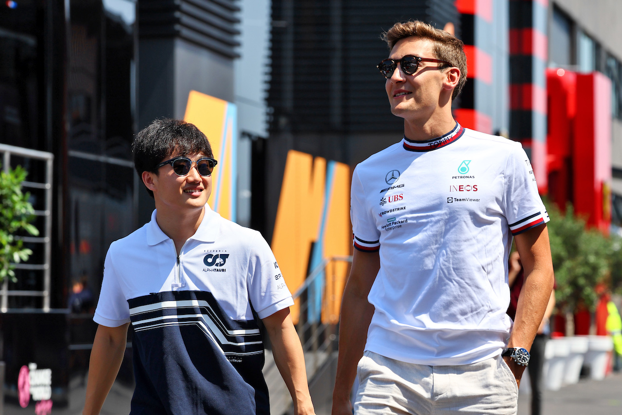 GP FRANCIA, (L to R): Yuki Tsunoda (JPN) AlphaTauri with George Russell (GBR) Mercedes AMG F1.
21.07.2022. Formula 1 World Championship, Rd 12, French Grand Prix, Paul Ricard, France, Preparation Day.
- www.xpbimages.com, EMail: requests@xpbimages.com © Copyright: Batchelor / XPB Images