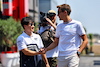 GP FRANCIA, (L to R): Yuki Tsunoda (JPN) AlphaTauri with George Russell (GBR) Mercedes AMG F1.
21.07.2022. Formula 1 World Championship, Rd 12, French Grand Prix, Paul Ricard, France, Preparation Day.
- www.xpbimages.com, EMail: requests@xpbimages.com © Copyright: Batchelor / XPB Images