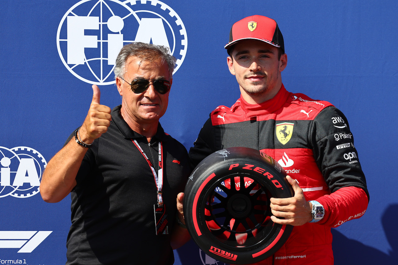 GP FRANCIA, Jean Alesi (FRA) with Pole for Charles Leclerc (MON) Ferrari F1-75.
23.07.2022. Formula 1 World Championship, Rd 12, French Grand Prix, Paul Ricard, France, Qualifiche Day.
- www.xpbimages.com, EMail: requests@xpbimages.com ¬© Copyright: Batchelor / XPB Images