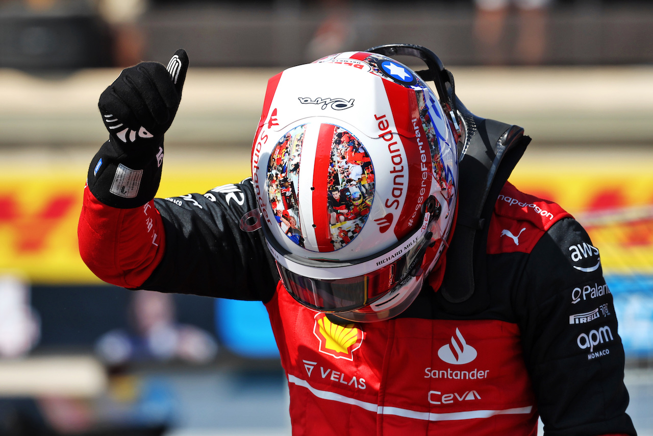 GP FRANCIA, Charles Leclerc (MON) Ferrari celebrates his pole position in qualifying parc ferme.
23.07.2022. Formula 1 World Championship, Rd 12, French Grand Prix, Paul Ricard, France, Qualifiche Day.
- www.xpbimages.com, EMail: requests@xpbimages.com © Copyright: Bearne / XPB Images