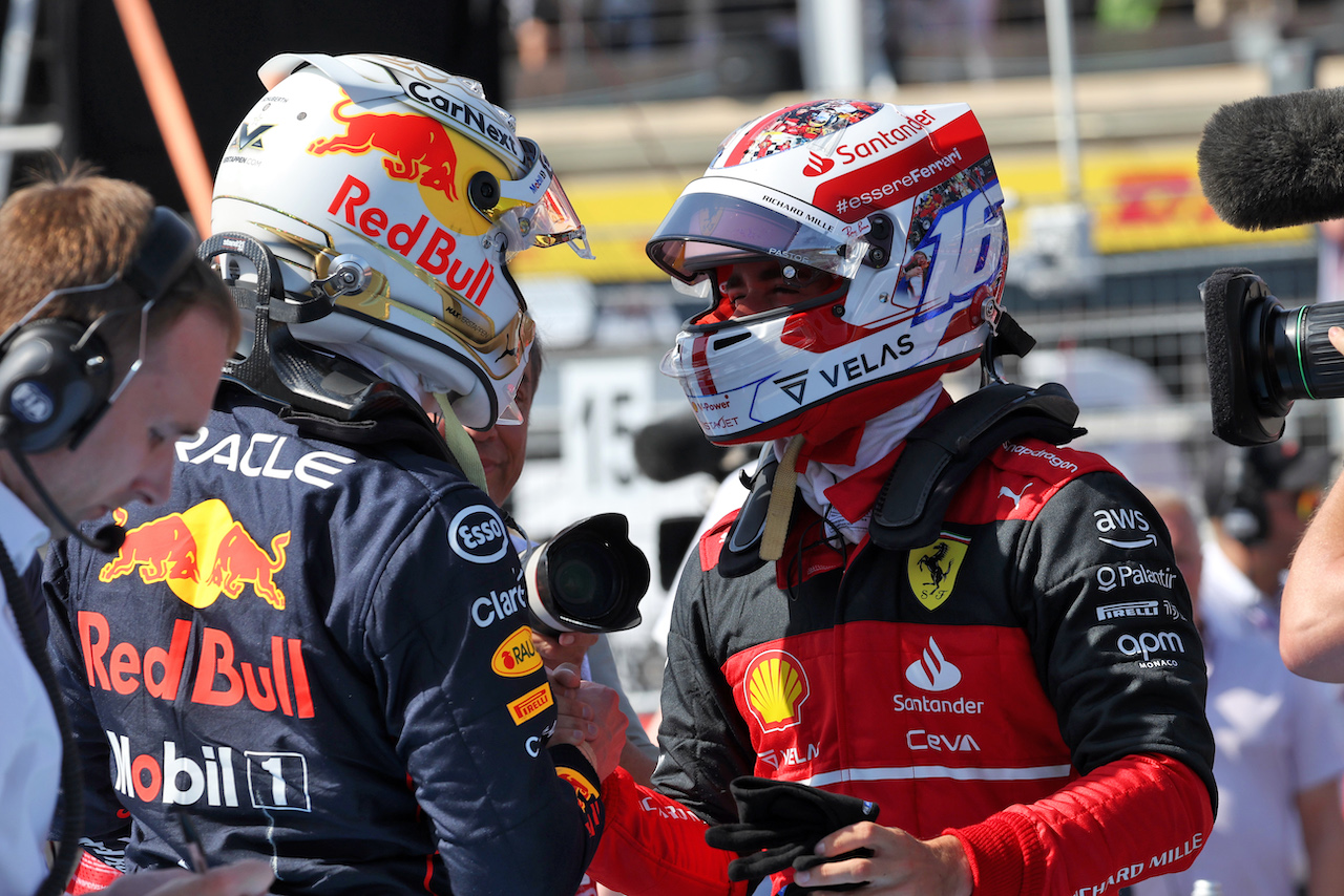 GP FRANCIA, (L to R): Max Verstappen (NLD) Red Bull Racing with pole sitter Sergio Perez (MEX) Red Bull Racing in qualifying parc ferme.
23.07.2022. Formula 1 World Championship, Rd 12, French Grand Prix, Paul Ricard, France, Qualifiche Day.
- www.xpbimages.com, EMail: requests@xpbimages.com © Copyright: Bearne / XPB Images