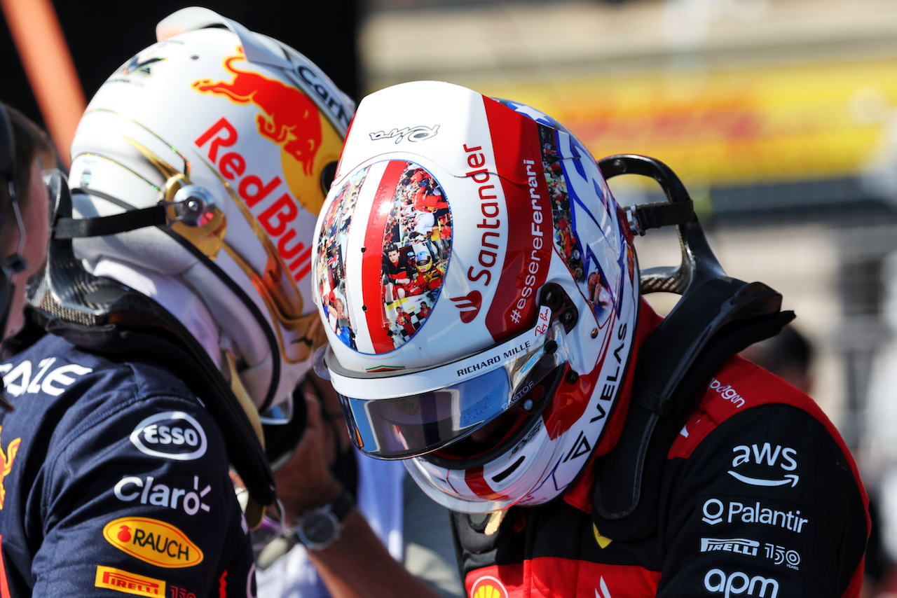 GP FRANCIA, (L to R): Max Verstappen (NLD) Red Bull Racing with pole sitter Sergio Perez (MEX) Red Bull Racing in qualifying parc ferme.
23.07.2022. Formula 1 World Championship, Rd 12, French Grand Prix, Paul Ricard, France, Qualifiche Day.
- www.xpbimages.com, EMail: requests@xpbimages.com © Copyright: Bearne / XPB Images