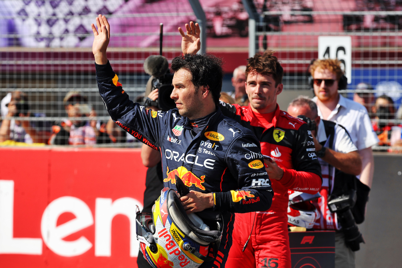 GP FRANCIA, Sergio Perez (MEX) Red Bull Racing celebrates his third position in qualifying parc ferme.
23.07.2022. Formula 1 World Championship, Rd 12, French Grand Prix, Paul Ricard, France, Qualifiche Day.
- www.xpbimages.com, EMail: requests@xpbimages.com © Copyright: Bearne / XPB Images